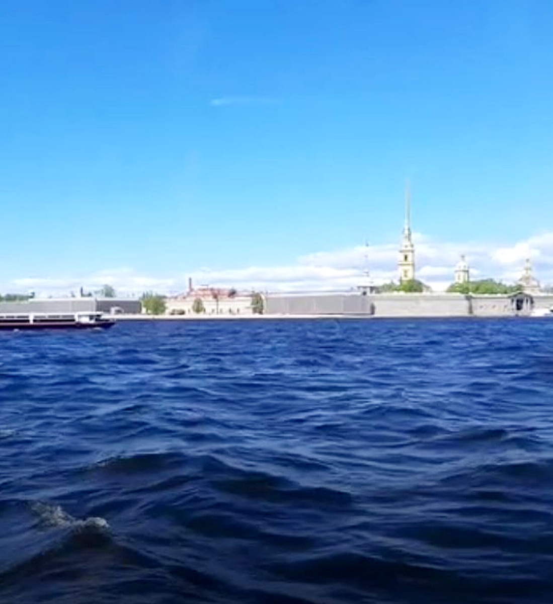 Нева. Фото с канала "Петербург и всё такое"