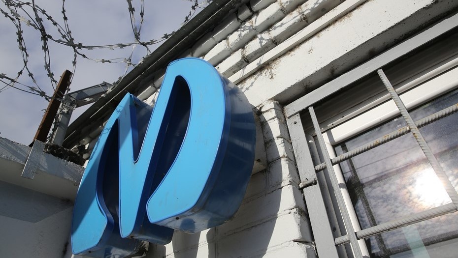    Логотип ГУП "Петербургский метрополитен" на здании одного из депо. Автор фото: Пётр Ковалёв / "Деловой Петербург"