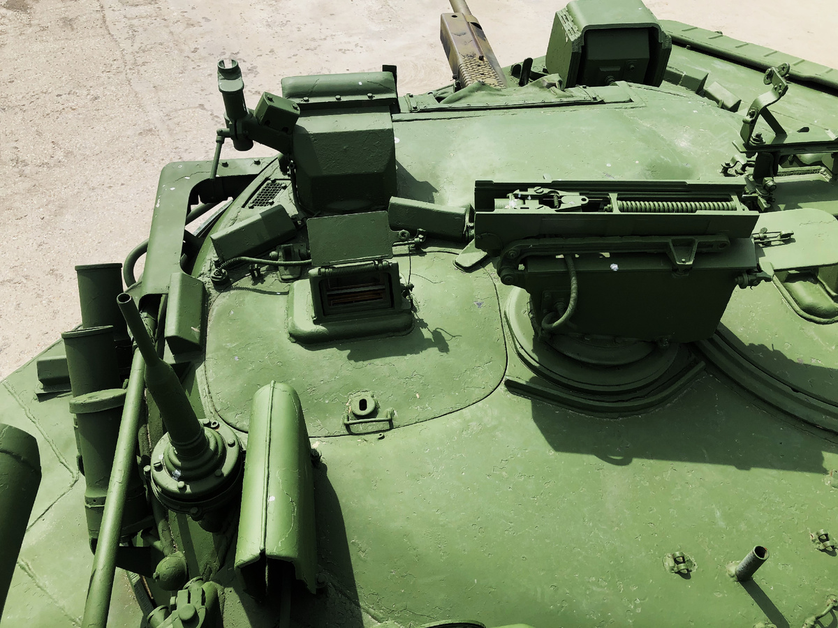 Люк наводчика-оператора в крыше башни. Справа- пусковая установка ПТУР "Конкурс"/ "Фагот" с прибором наведения 9Ш119М1.