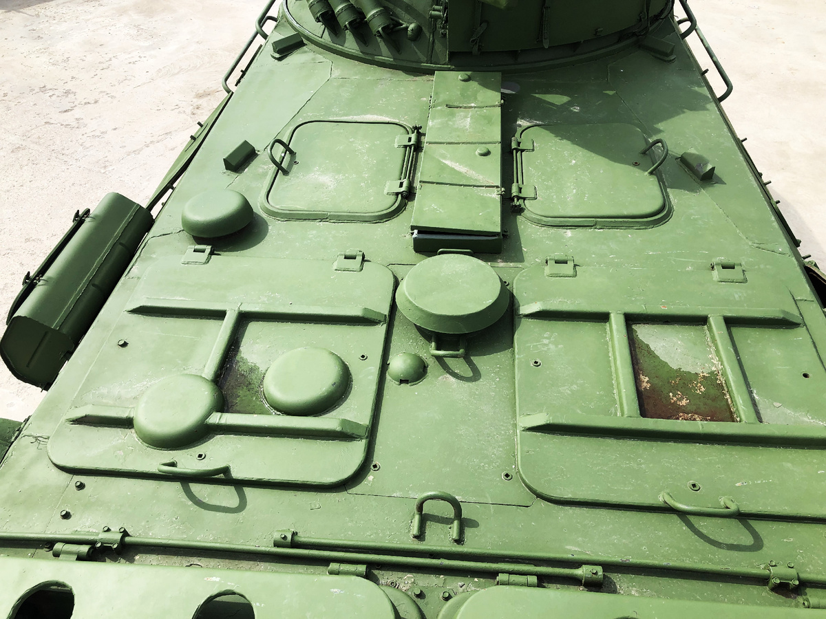 Крыша корпуса за боевым отделением. Вверху- дополнительные люки десантв; на переднем плане- люки доступа к силовой установке.