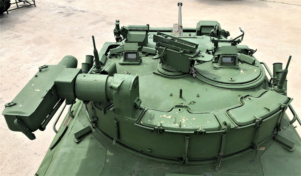 В кормовой части башни расположены ящики для укладки лент к АГ-17.