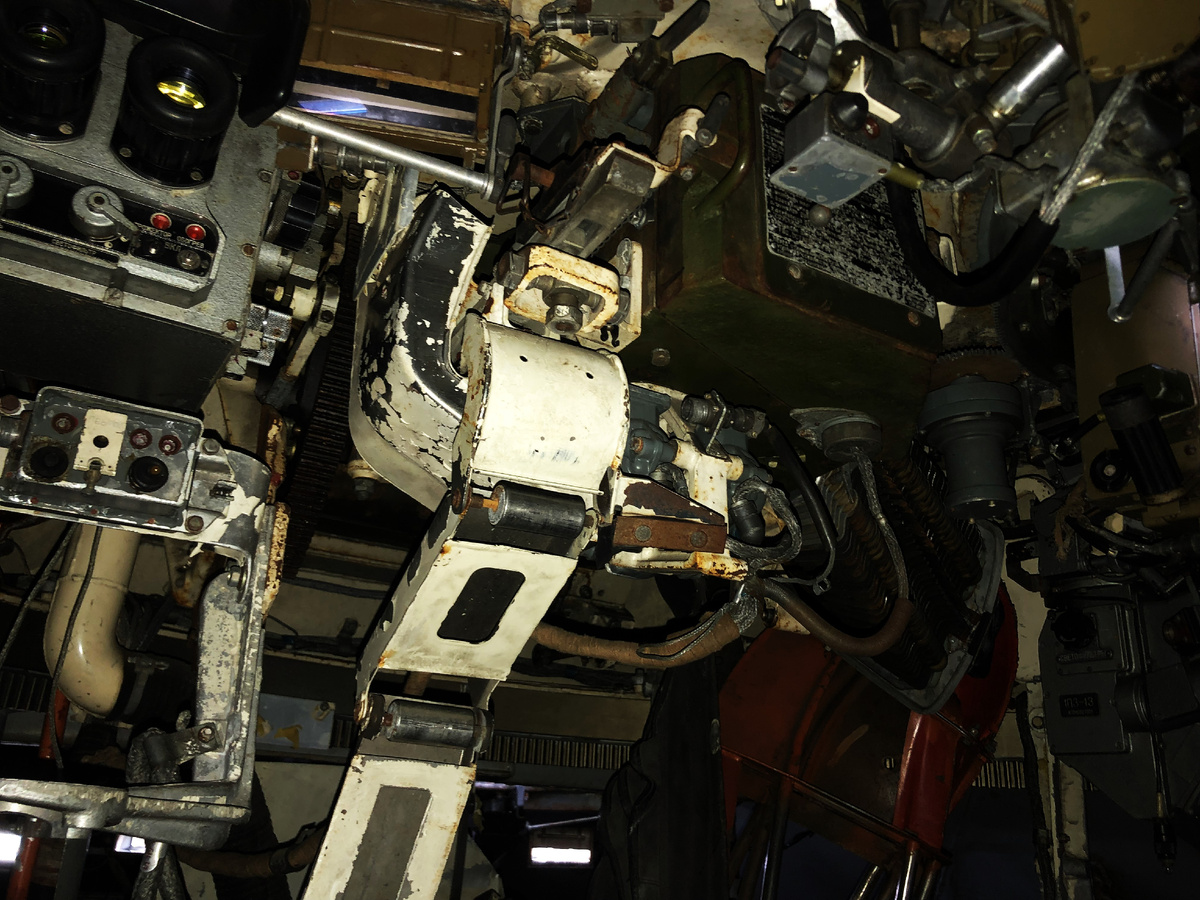 Вид на казенную часть пушки 2А42 в боевом отделении.