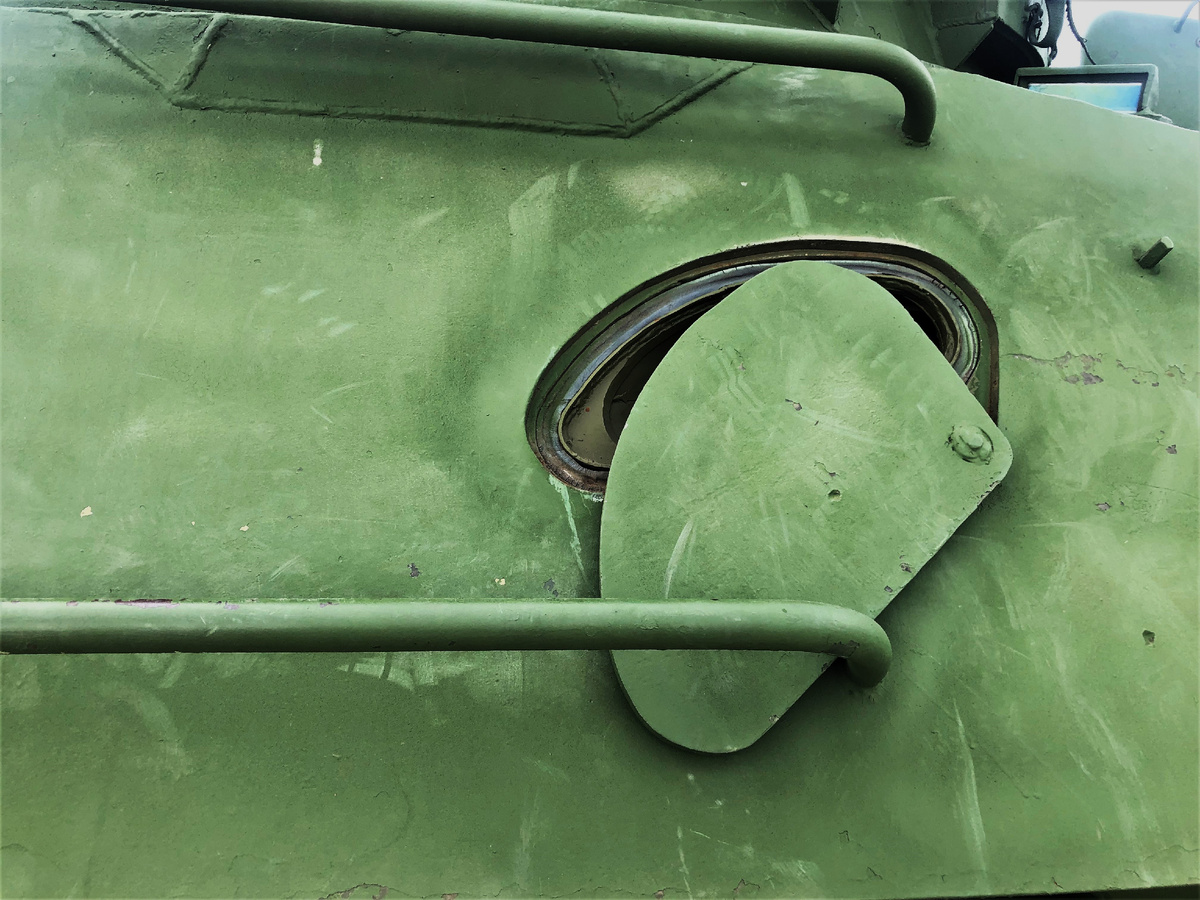 Пулеметная амбразура левого борта.