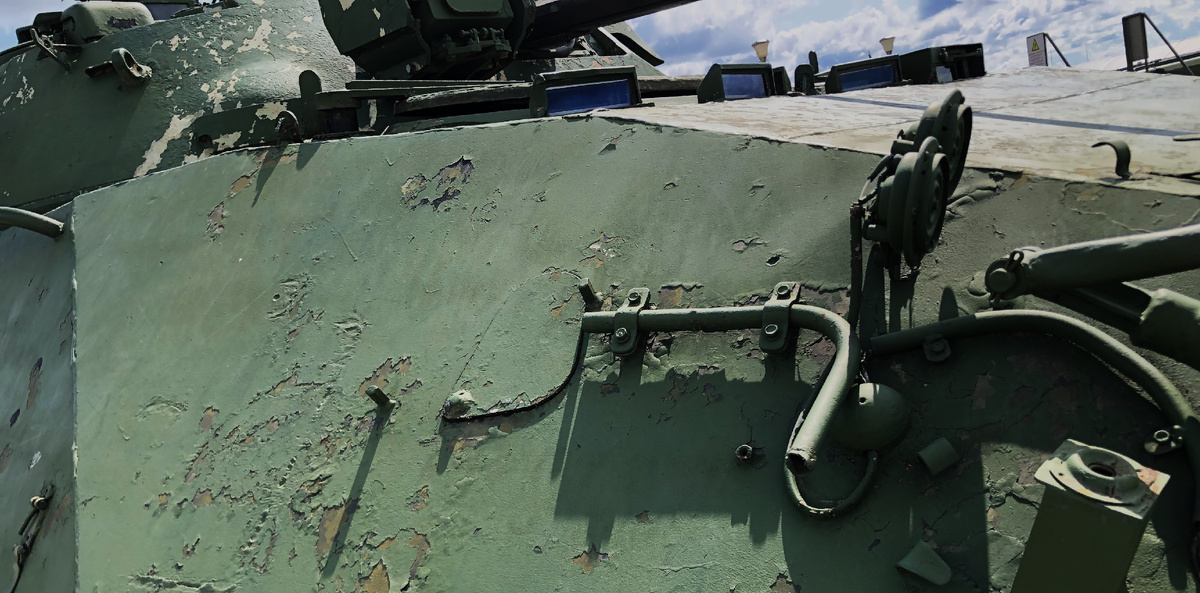 Автоматная амбразура старшего стрелка в правом скуловом листе корпуса.