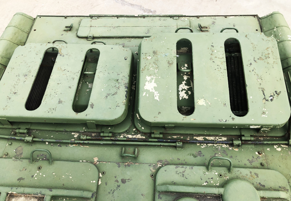 Люки доступа к агрегатам трансмиссии и обслуживающим системам силовой установки. Вверху видны закрытые створки системы охлаждения.