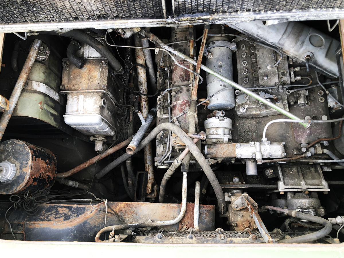 С внутренней стороны крышек люков крепятся стеллажи с радиаторами системы охлаждения.