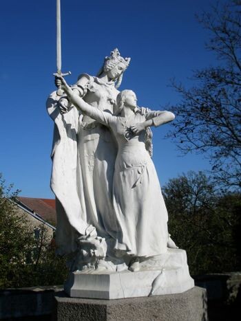 Памятник Иоланде Арагонской и Жанне д'Арк в Домреми. Иллюстрация с сайта http://www.wikitranslators.org