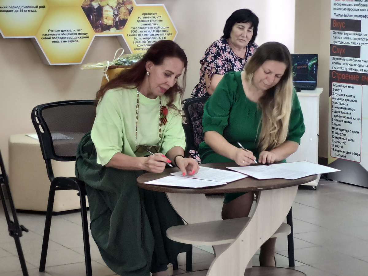 В торжественной обстановке с заведующей медынского музейно-выставочного центра был подписан договор дарения и акт передачи всей выставки "Русская матрешка -символ Родины моей" в постоянную экспозицию!