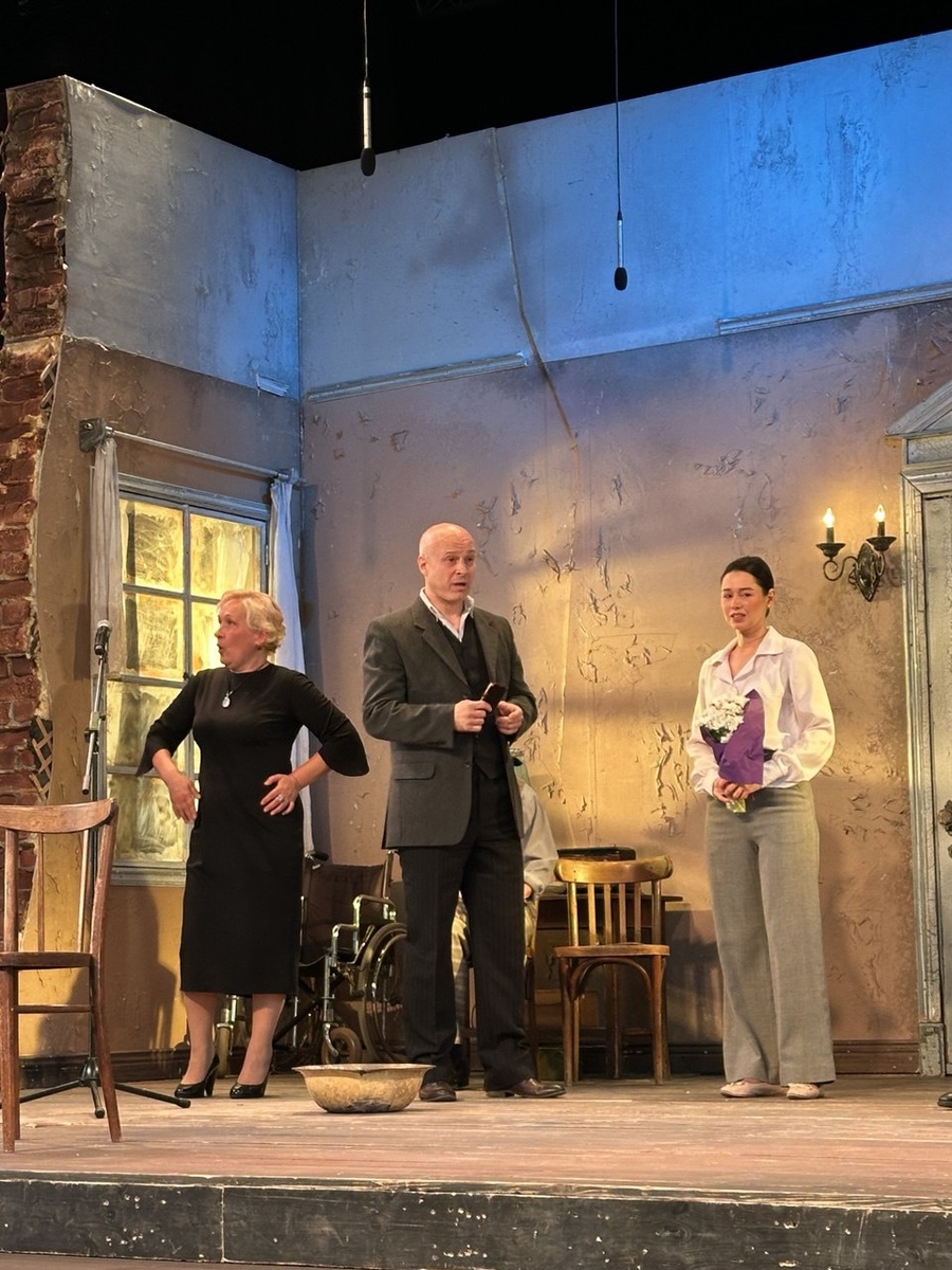 Треугольник: Аркадина, Нина и Тригорин. Спектакль «Чайка». Тверской ТЮЗ. Фото автора. 