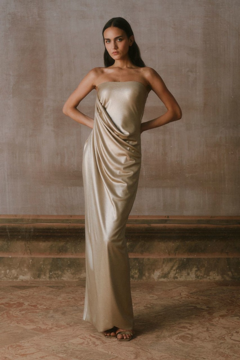 Кому и зачем? 
Эта коллекция — для тех, кто устал от громкости и ищет силу в тишине. Для женщин, которые не доказывают, а живут. Для тех, кто хочет быть элегантной — естественно. Это выбор в пользу осознанности, легкости и изысканной простоты.
