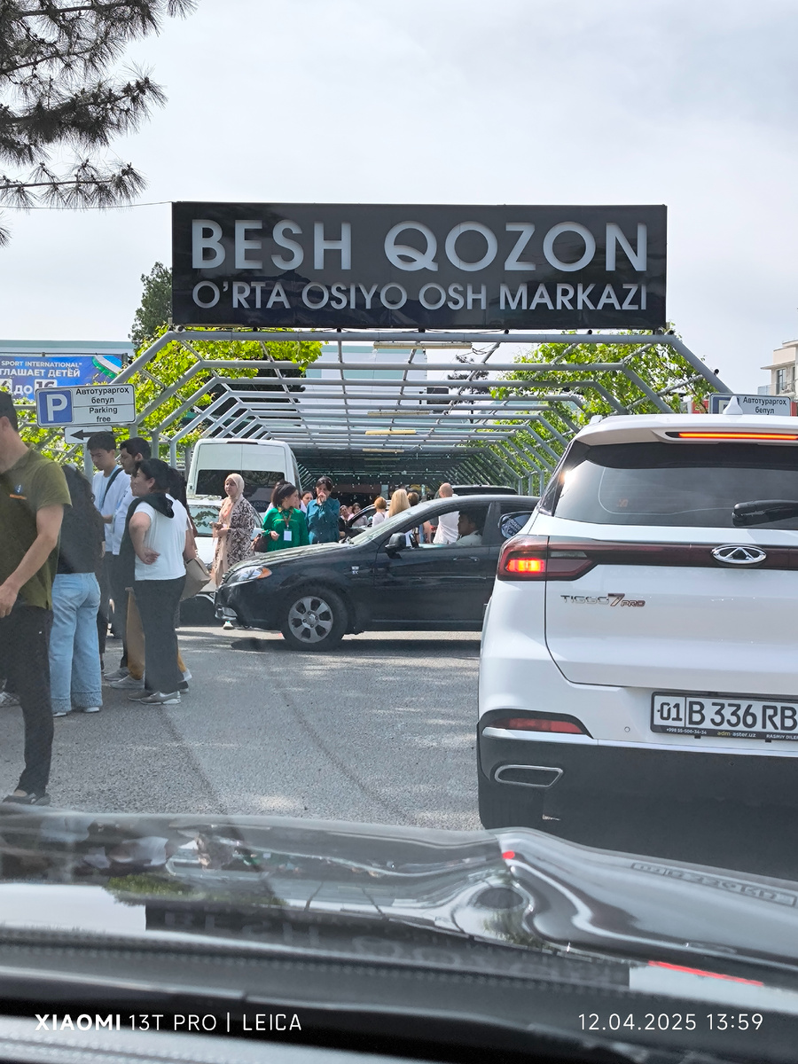 Представляете какой траффик - не припаркуешься без помощи охранников