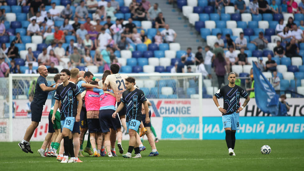 Игроки сочинской команды поздравляют друг друга с победой.📷Фото: Роман Яровицын / Коммерсантъ