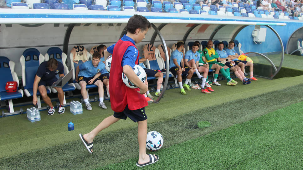 Юный помощник уносит с поля лишние мячи.📷Фото: Роман Яровицын / Коммерсантъ