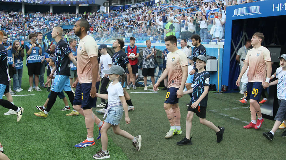 Команды выходят на поле.📷Фото: Роман Яровицын / Коммерсантъ
