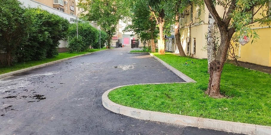 Двухэтажное жёлтое здание справа связано с установкой Интернета 