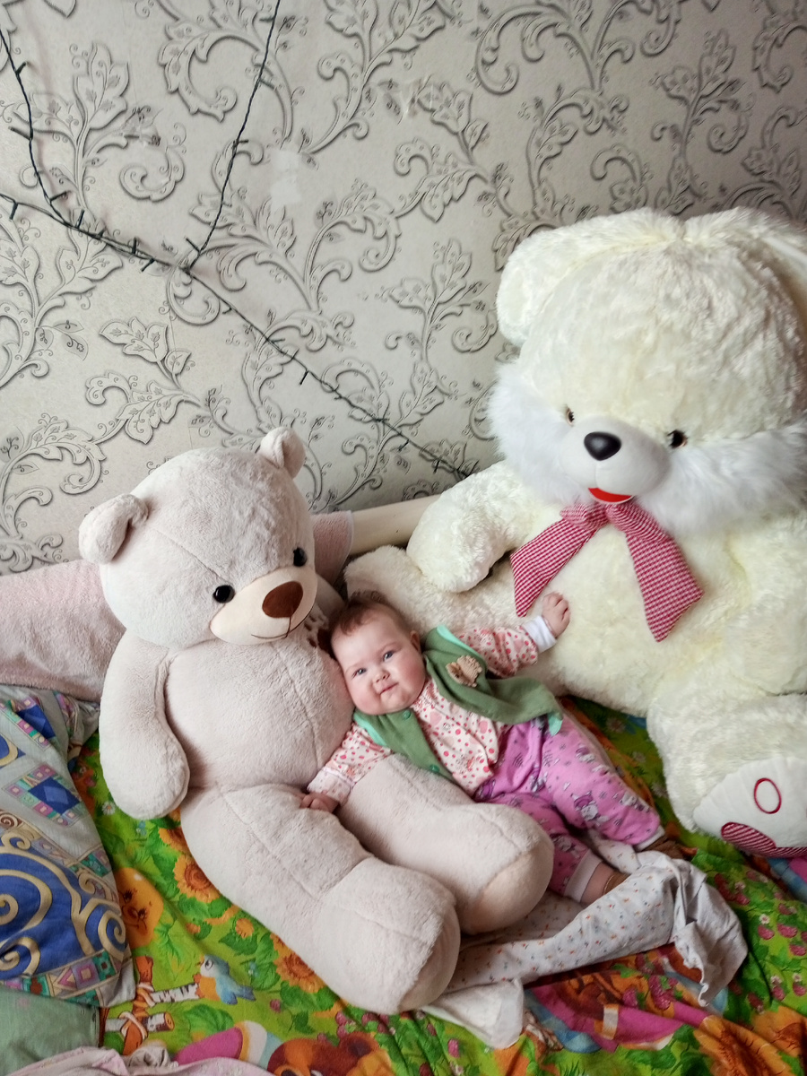 Тут Софи еще такая крошка. Зачем ей такой заяц? 