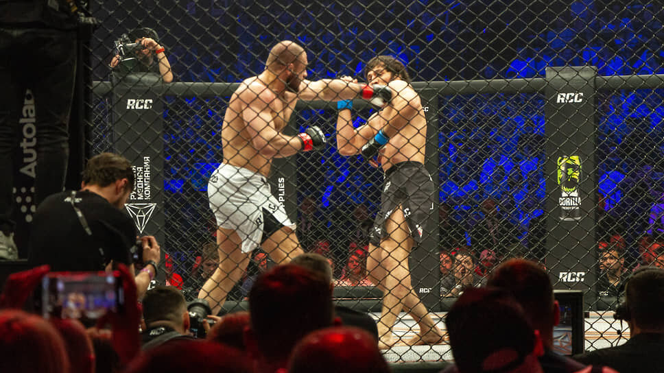 Поединок Ивана Штыркова и Шамиля Гамзатова.📷Фото: Юлия Сивкова / Коммерсантъ