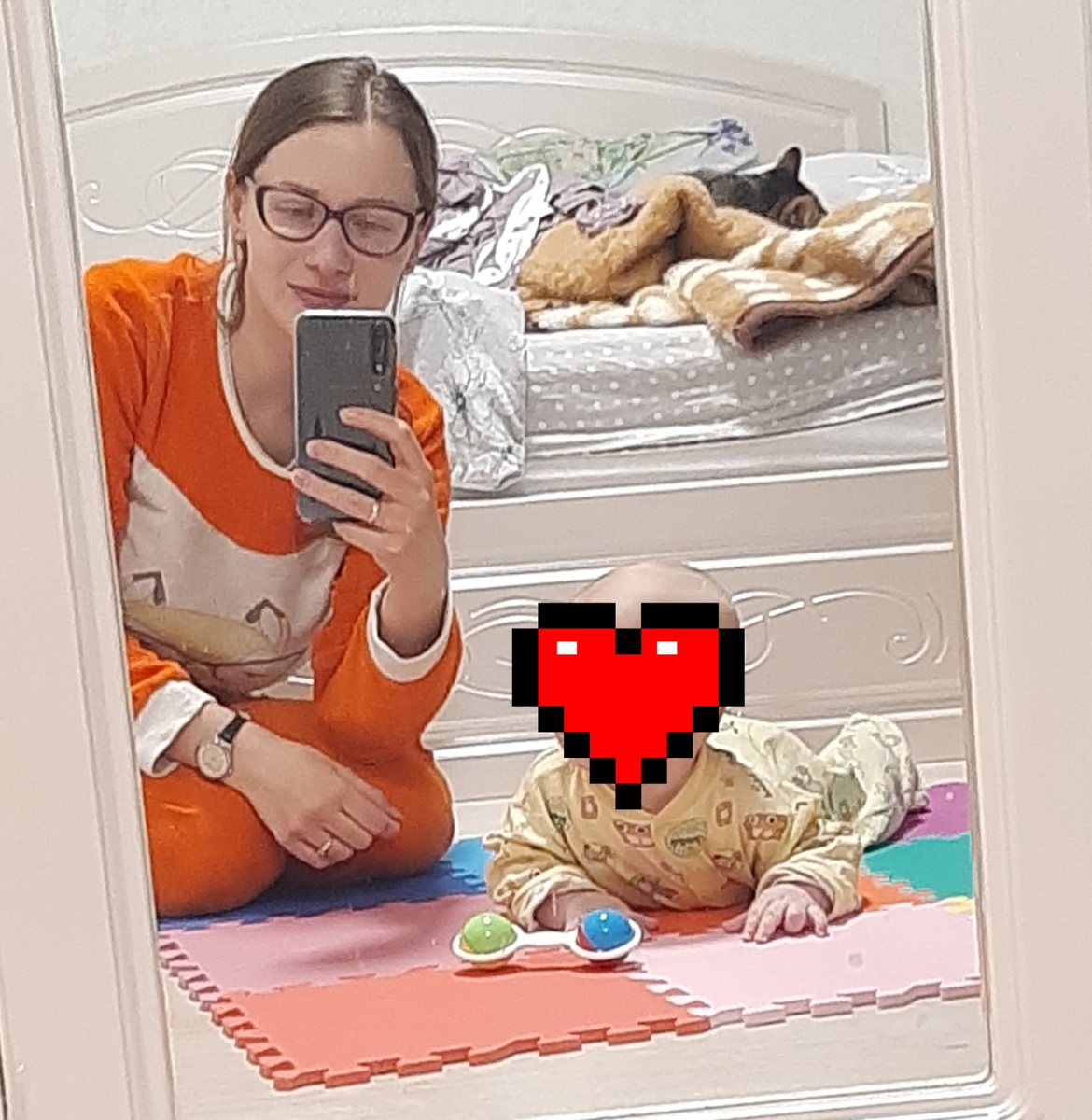 Фото  со времен, когда было максимально сложно. Чудо-пижама и задний фон не дадут соврать))