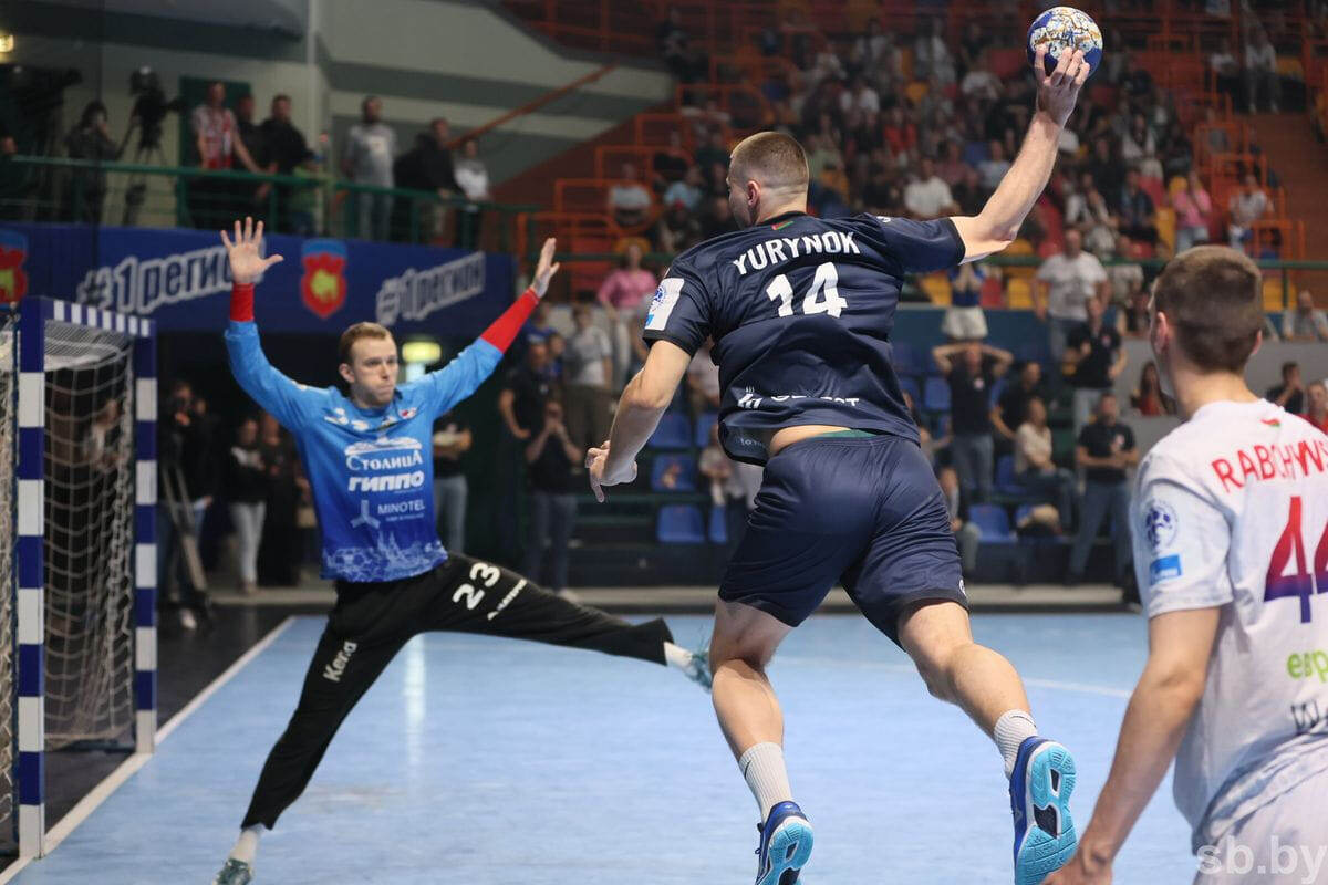    Андрей Юринок атакует ворота СКА