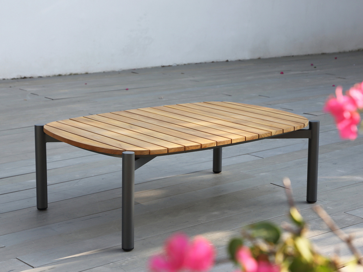 Стол из тикового дерева.