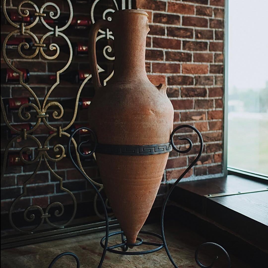 Каждый год при археологических раскопках учёные находят новые свидетельства богатого винного прошлого полуострова. Один из экспонатов, амфору для хранения вина, обнаружили при строительстве завода на территории винного хозяйства Alma Valley. Сейчас амфора украшает собою дегустационный зал, и полюбоваться ею может каждый желающий.