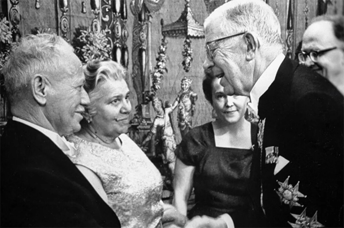    Михаил Шолохов и его жена Мария Петровна принимают поздравления короля Густава VI Адольфа. 1965 г.