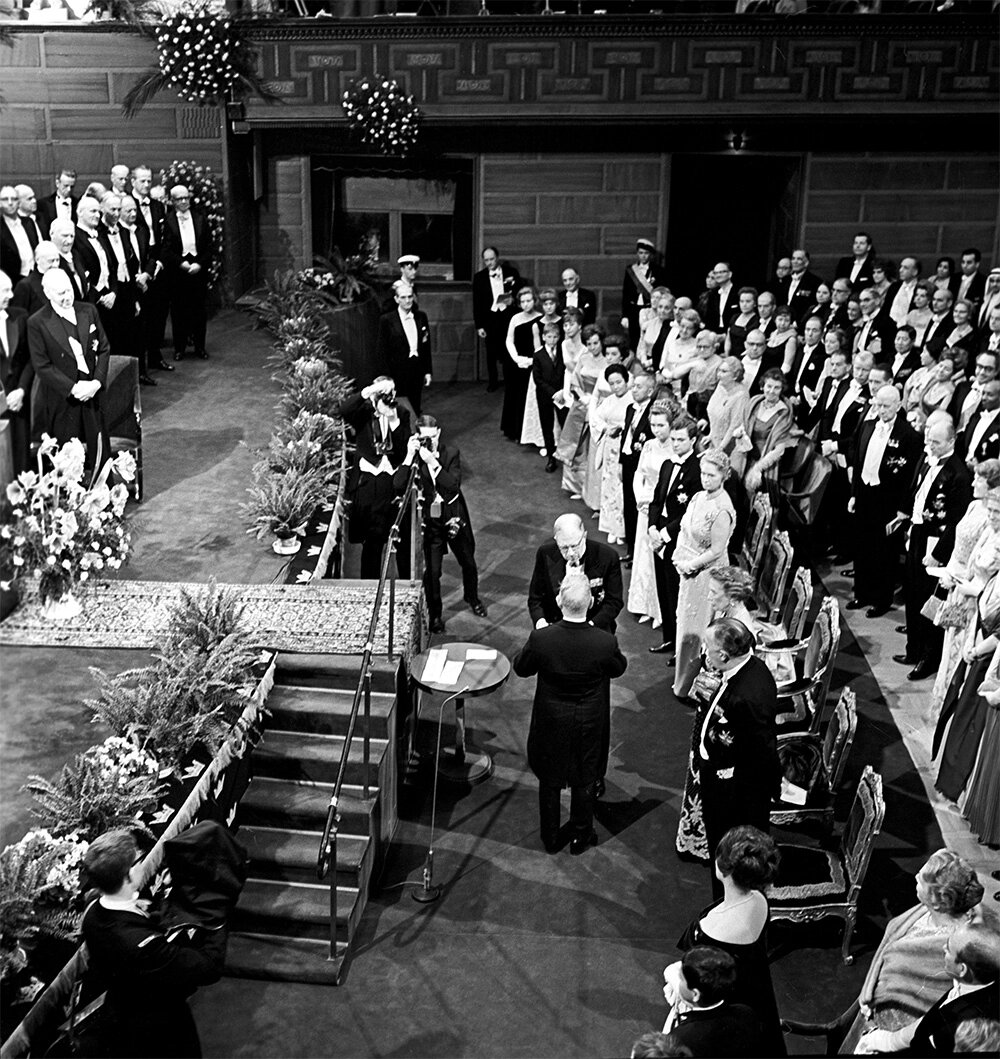    В 1965 году писатель Михаил Шолохов был удостоен Нобелевской премии по литературе «За художественную силу и цельность эпоса о донском казачестве в переломное для России время». Король Швеции Густав VI Адольф вручает Михаилу Шолохову почетный диплом и медаль Нобелевского лауреата. Фото: РИА Новости