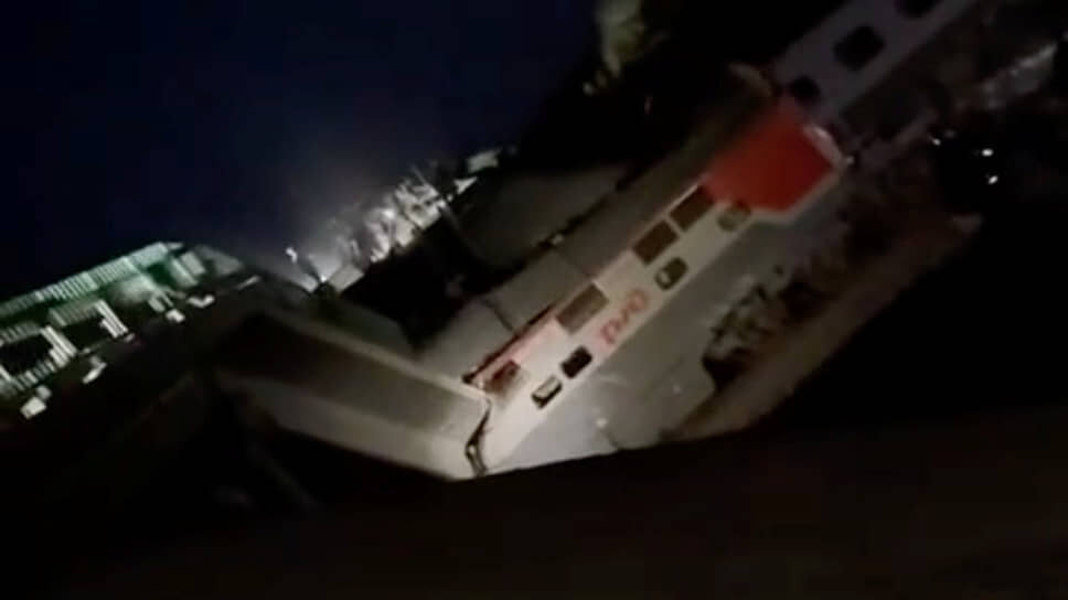 Последствия обрушения моста на железнодорожный поезд в Брянской области.📷Фото: Кадр из видео очевидца