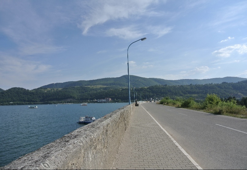 Дамба на Златарском озере, Западная Сербия. Фото автора 