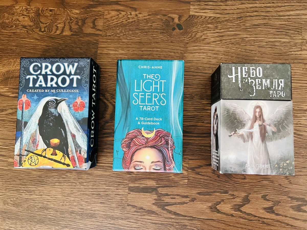 Сегодня гадаем на трех колодах