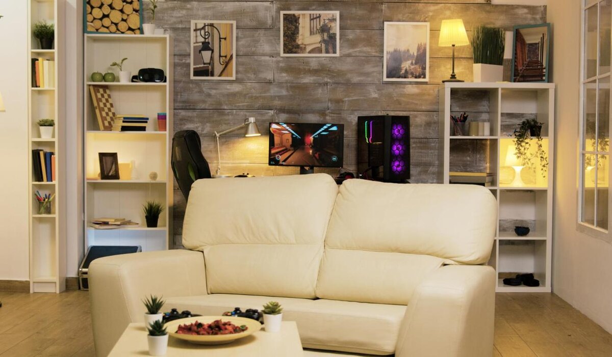     Размещение картин и стеллажей для визуальной коррекции пропорций в гостиной: 5 советов