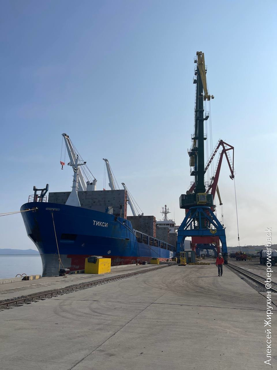 Посреди этой ледяной сказки – наш стальной друг-контейнеровоз. Просто дух захватывает!