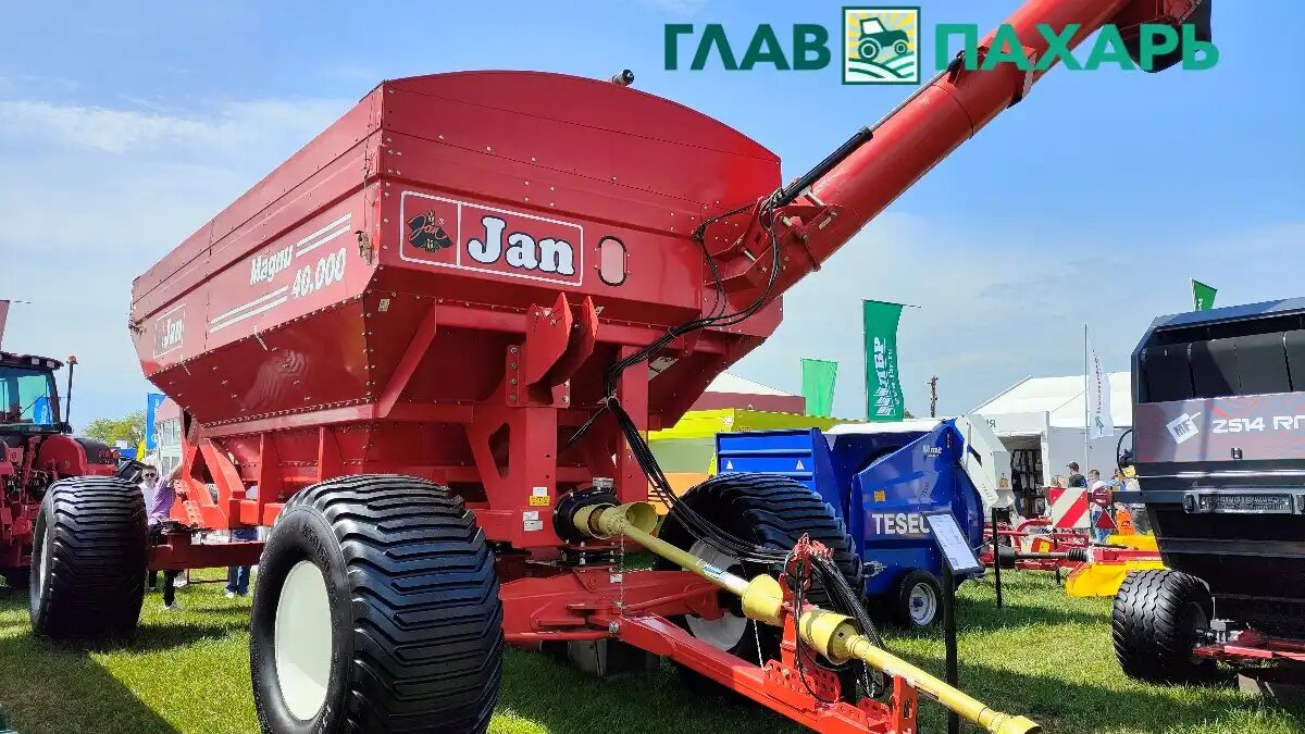 Фото: © Артём Борисов / Glavpahar.ru На выставке Золотая Нива 2025 представили бразильский бункер-перегрузчик Jan Magnu