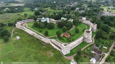 Изборская крепость — свидетельство военной мощи древнего Пскова.