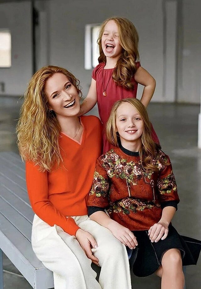    Любимая фотография Марии Киселёвой с дочерьми Дарьей и Александрой, когда девочки были ещё маленькими. Фото: личный архив