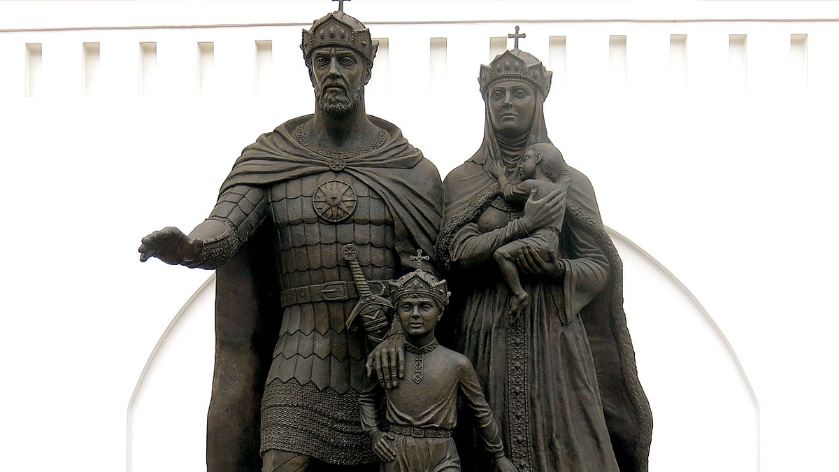    ПАМЯТНИК СВЯТЫМ ДИМИТРИЮ ДОНСКОМУ И ЕВФРОСИНИИ МОСКОВСКОЙ. ФОТО: WWW.GLOBALLOOKPRESS.COM