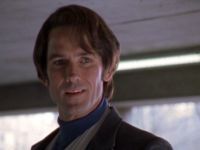 Узнаваемые атрибуты Банди разумеется присутствуют. Хотя Фольксваген Жук отчего-то не жёлтый, а красный. 