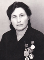 Александра Александровна Штейзель родилась в Саратовской области. Когда началась война, семью выселили с насиженного места. Шура попала в трудовую армию. Где только не пришлось ей поработать: в Куйбышеве, Сызрани, на Ставрополье. Вместе с 260 девушками-немками отправили на лесоповал. Однажды Шура с подругой пилила огромную сосну, которую вдвоём обхватить руками не могли. Устали, решили отдохнуть и улеглись возле этой сосны. Вовремя увидел лесник и разбудил девушек, увёл от беды. Жили в холодном бараке, а работали в брезентовых ботинках. После лесоповала были другие трудные участки. В совхозе «Комсомолец» А.А. Штейзель стала знатной птичницей, первой в хозяйстве получила 1 млн яиц. В 1966 году ей было присвоено звание «Герой Социалистического Труда».