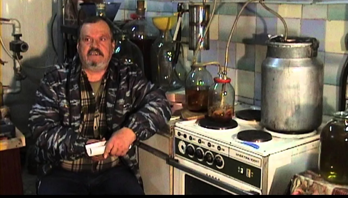 Не военный и не капитан, но тоже самогонщик. Фото из сети.