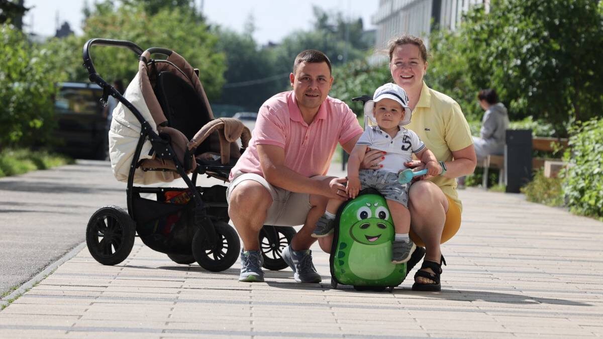    Денис и Ольга Коротковы с сыном Добрыней / Фото: Виктор Хабаров / Вечерняя Москва