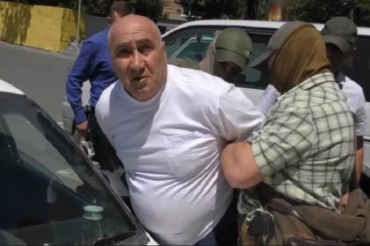    Его обнаружили и задержали на парковке «РэмиСити» - одного из торговых центров Владивостока