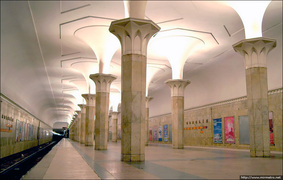 Станция Молодёжная в Баку очень напоминает станцию Кропоткинскую в Москве
