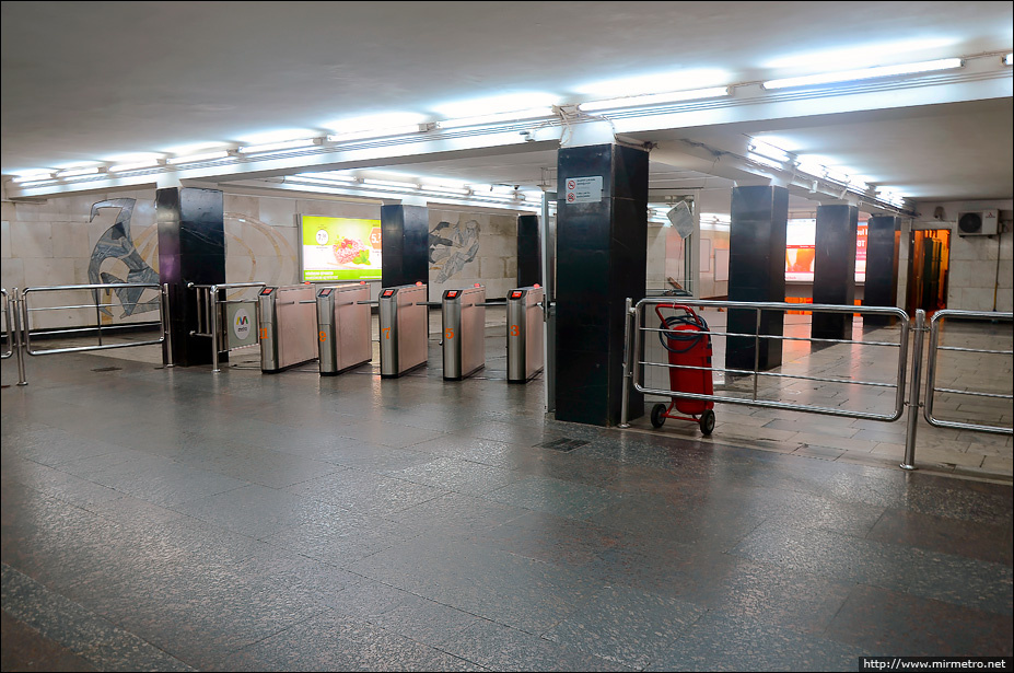 Вестибюли у касс оформлены на тему спорта, на мраморных стенах изображения спортсменов и разных видов спорта.