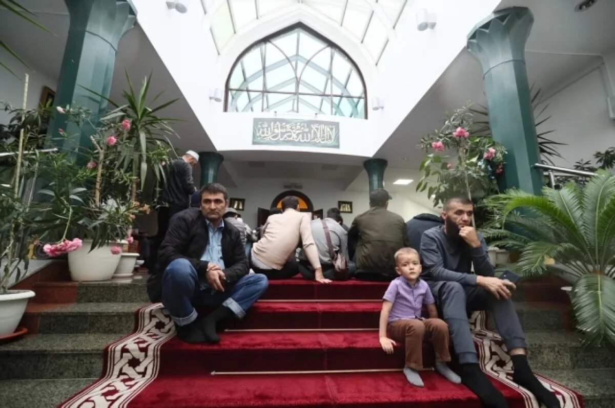    Прийти мужчине на молитву в праздник - обязательно.