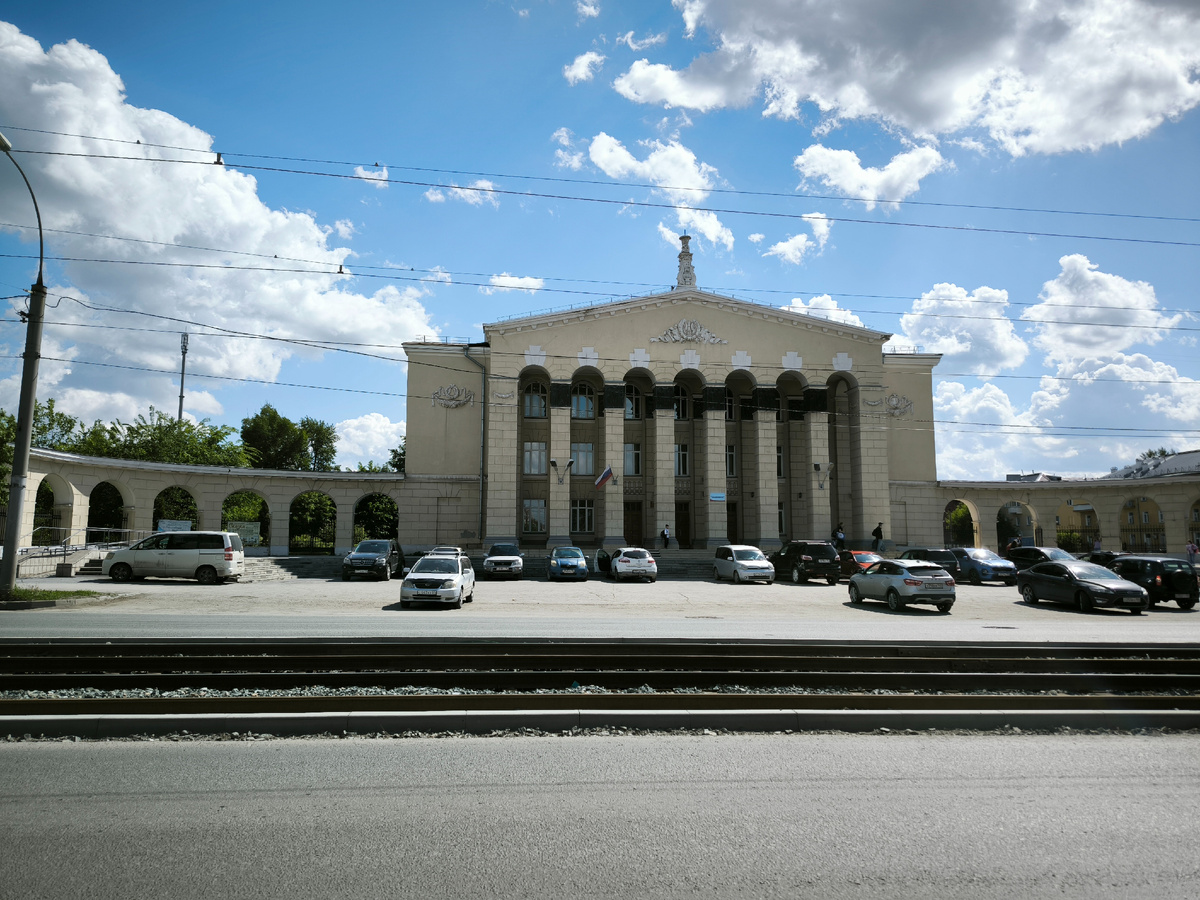 С противоположной стороны улицы