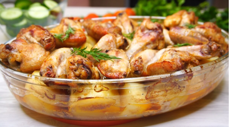 Обед или ужин в духовке, картофель с куриными крылышками, готовлю когда праздники ещё не скоро, а праздника уже хочется...