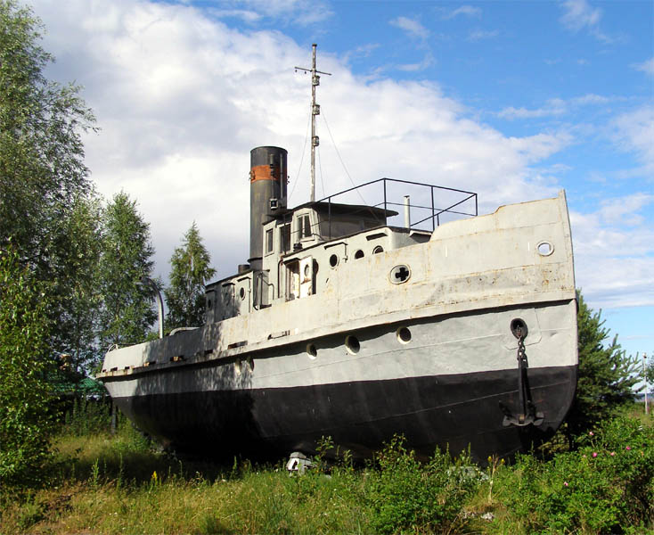 На фотографии буксир типа "Ижорец"; этот вид судов в годы ВОВ переоборудовался в тихоходные минные тральщики. Водоизмещение около 140т., мощность паровой машины - 200л.с.