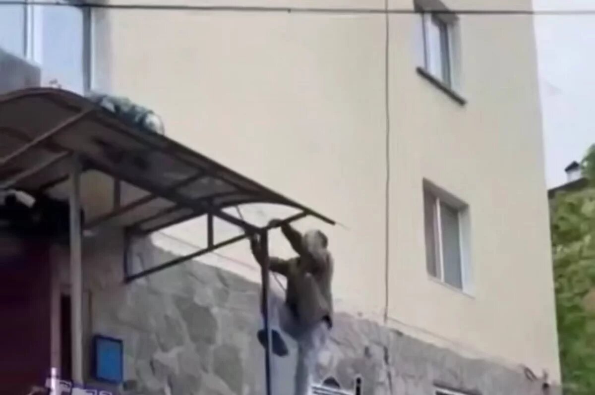    Очевидцем стал мужчина, который первым увидел ребенка, лежавшего на козырьке