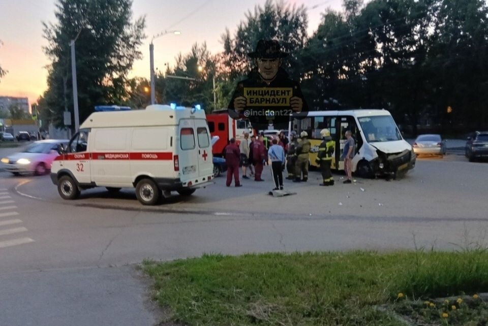    ДТП с маршруткой. Источник: vk.com/incident22