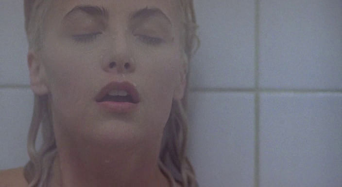 Кадр из фильма "Слияние двух лун" (1988)